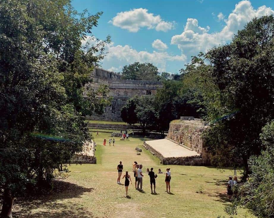 Skupina lidí v archeologické zóně Uxmal, Yucatán, Mexiko