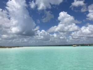 Bacalar: laguna sedmi barev